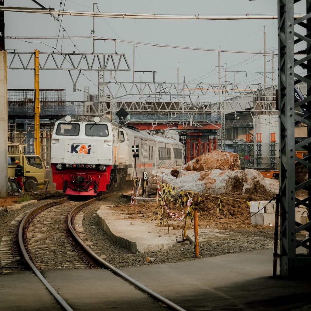 a train traveling down train tracks next to a building